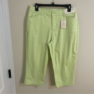 NWT St. John’s Bay Lime Green Secretly Slender Capris Women’s Size 10